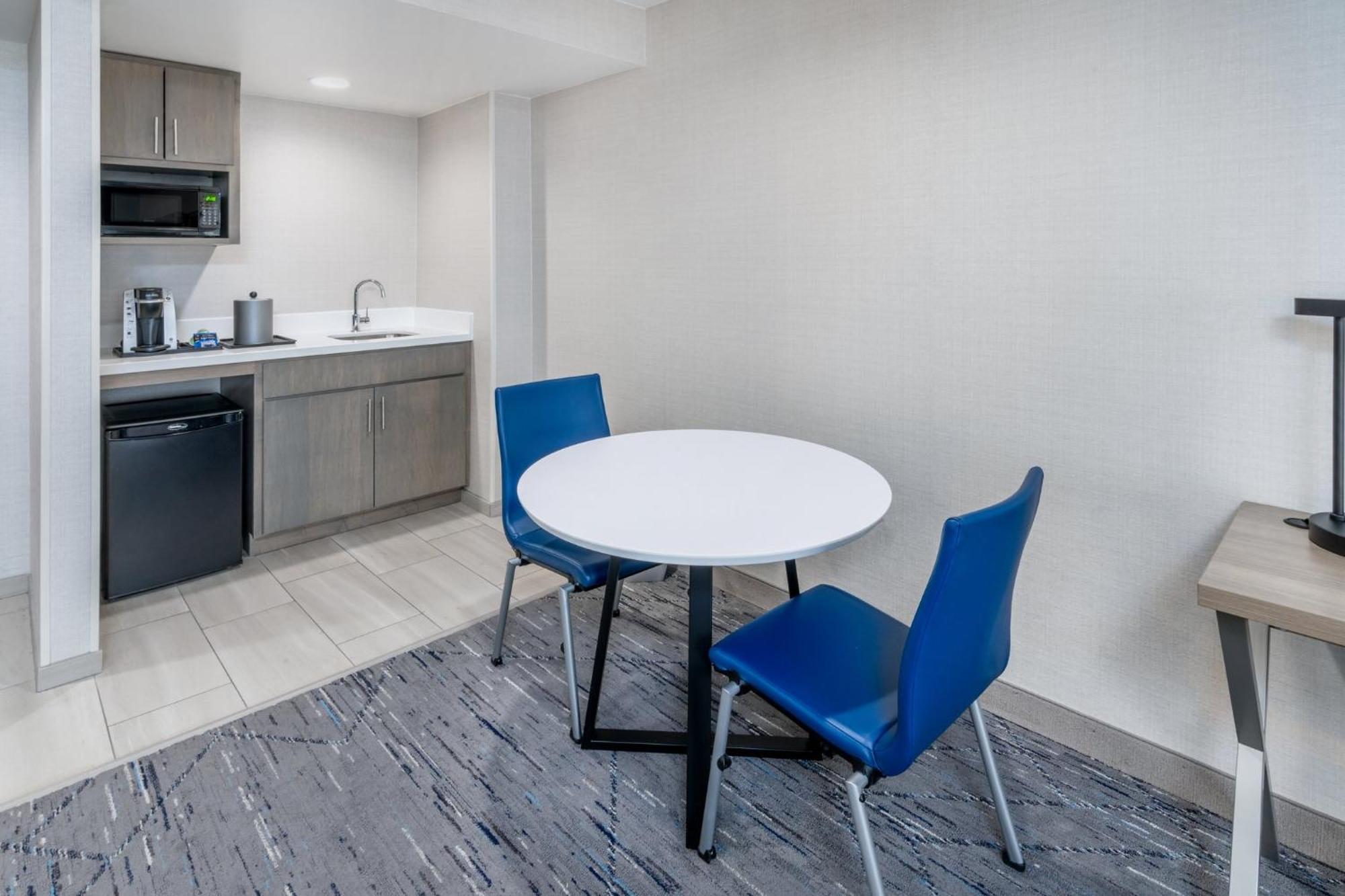 Holiday Inn Express Hotel & Suites Cheyenne By Ihg Exterior photo